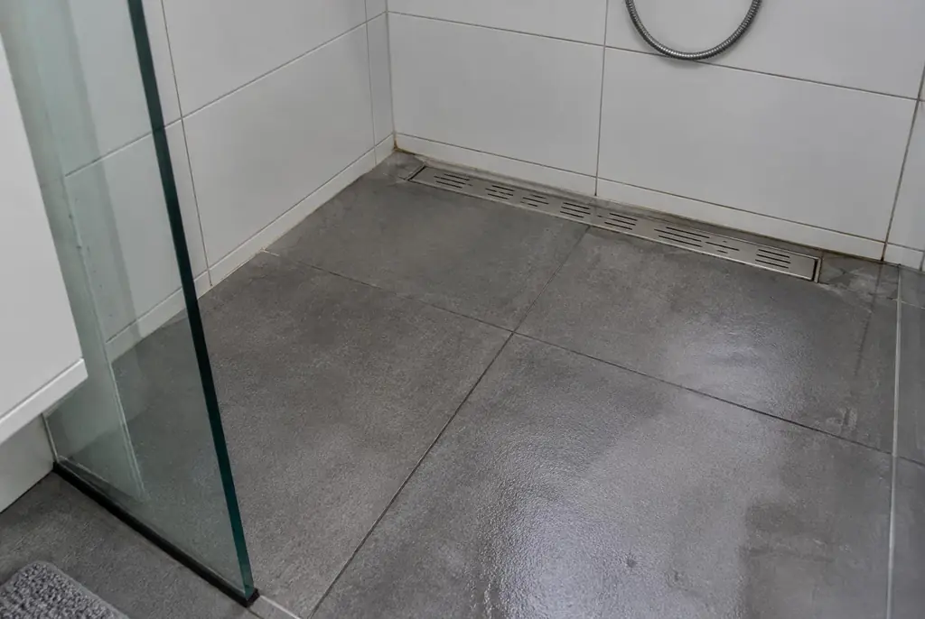 Lekdetectie Kortenhoef – lekkende inloopdouche met natte voegen