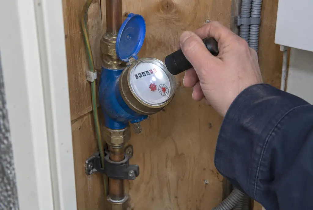 Lekdetectie Kortenhoef – watermeter in de meterkast controleren met een zaklamp